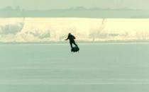发明家弗兰基萨帕塔乘坐喷气式飞行板穿越英吉利海峡