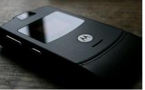 摩托罗拉售价1500美元的可折叠RAZR翻盖手机将于11月推出