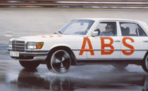 第一辆实施ABS的汽车是什么